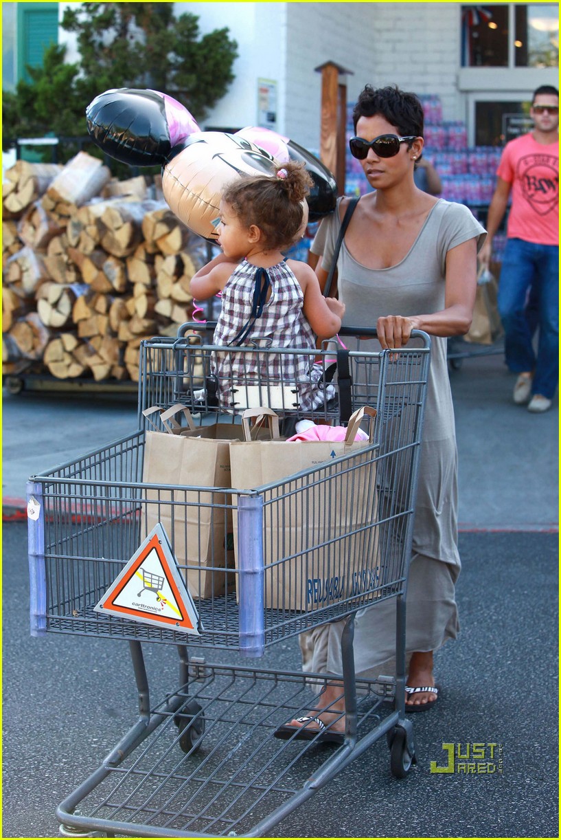 halle berry nahla grocery story minnie mouse balloon 102463324