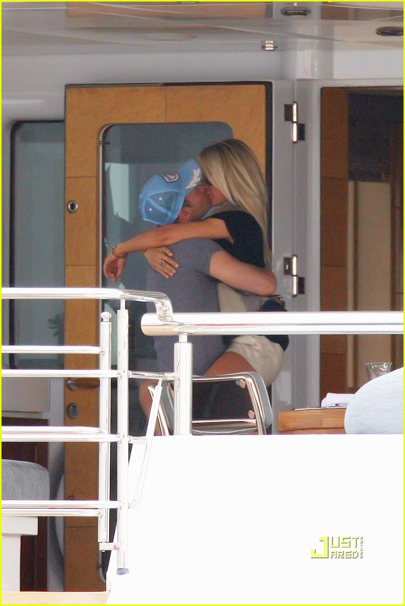 Ryan Seacrest & Julianne Hough Kiss Kiss! Photo 2465656 Julianne(01)
