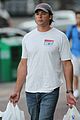 tom welling grocery shopping 01