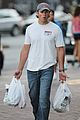 tom welling grocery shopping 03