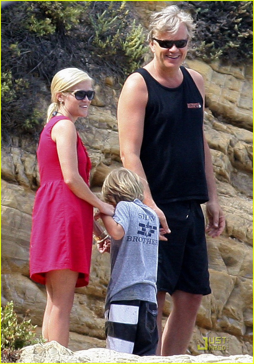reese witherspoon star spangled beach 012463693