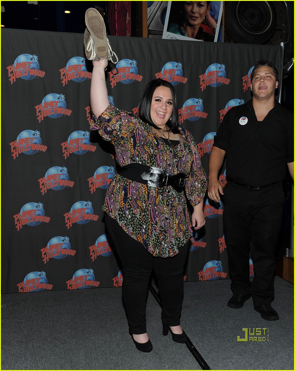 nikki blonsky funny faces at planet hollywood 082474024