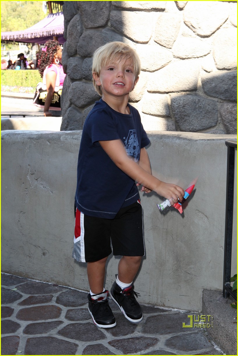Sean Preston & Jayden James Family Day at Disneyland! Photo 2472467