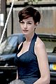 anne hathaway pixie haircut one day 04