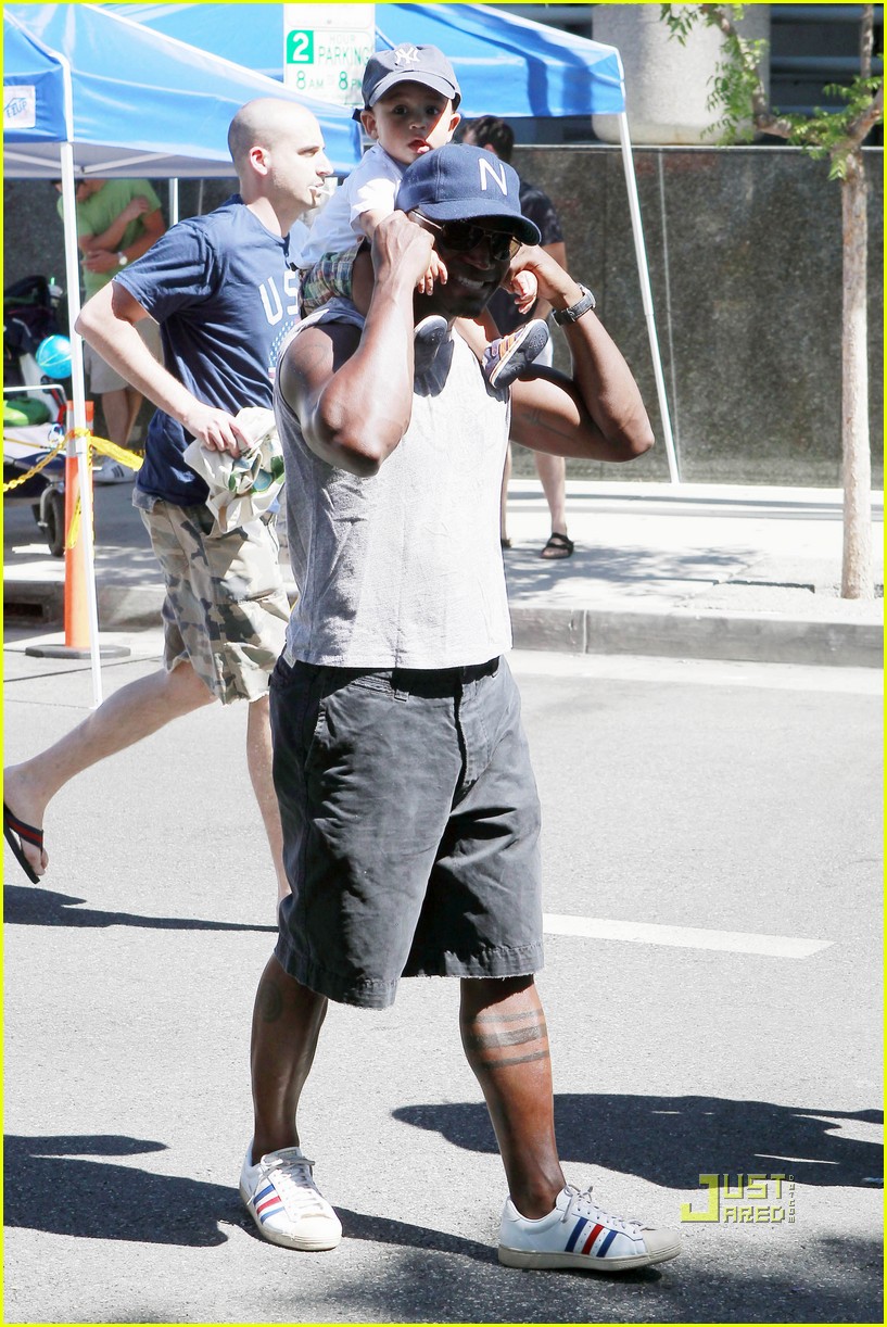 Idina Menzel & Taye Diggs Walking with Walker! Photo 2474804(02)