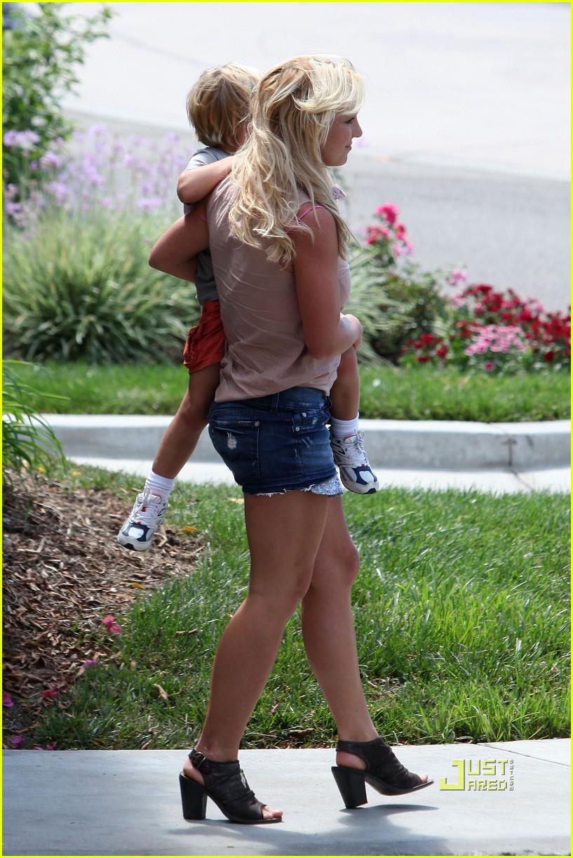 britney spears burgers with her boys 172473998