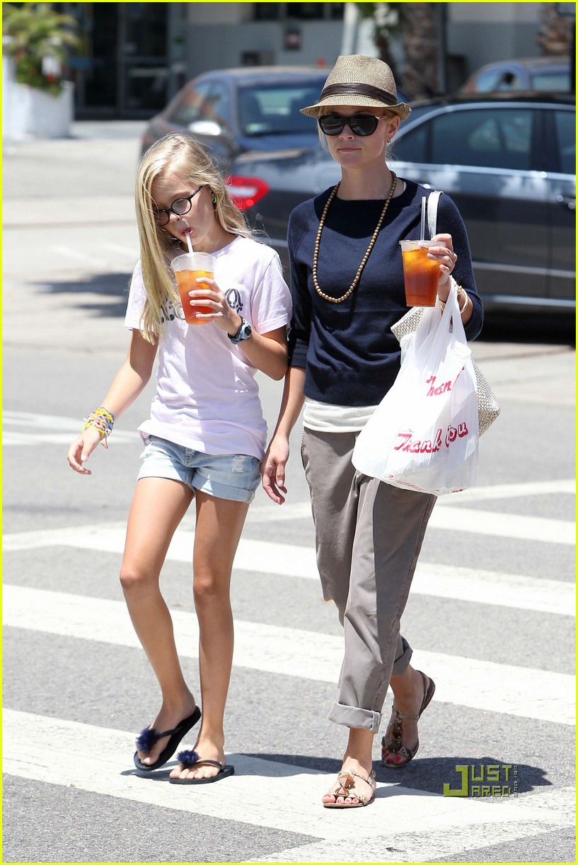 reese witherspoon ava phillippe iced tea time 07