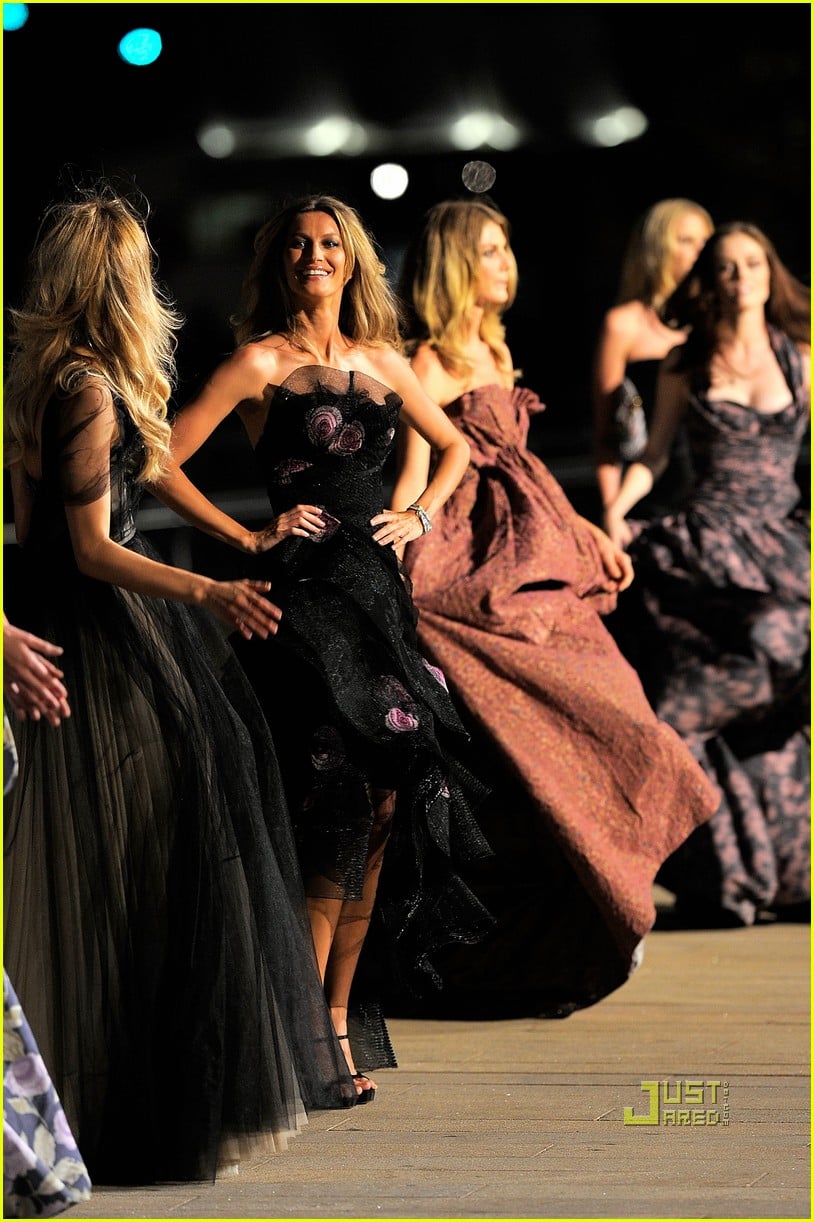Gisele Bundchen Runway Ready for Fashion's Night Out! Photo 2478414