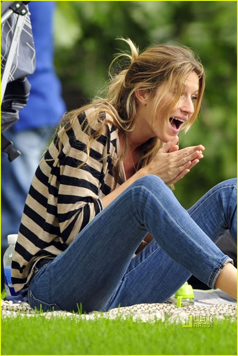 Gisele Bundchen & Baby Benjamin Play at the Park: Photo 2481607 ...