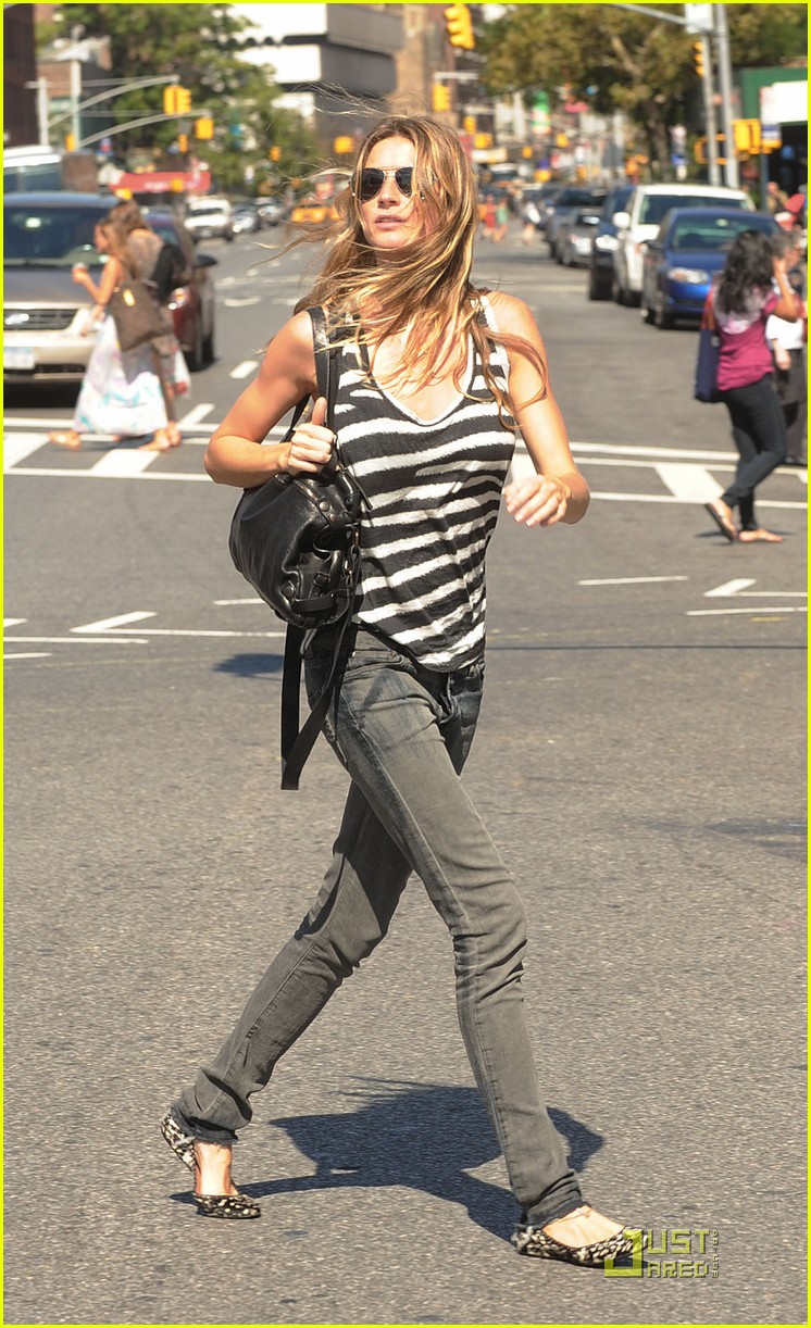 Gisele Bundchen Sunny Sunday Stroll in NYC Photo 2481461 Gisele
