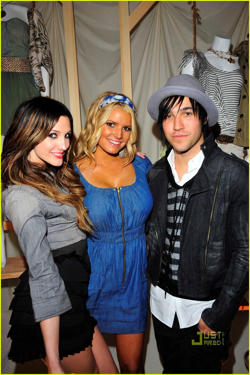 Jessica Simpson Launches Denim Line With BF Eric Johnson! Photo(01)