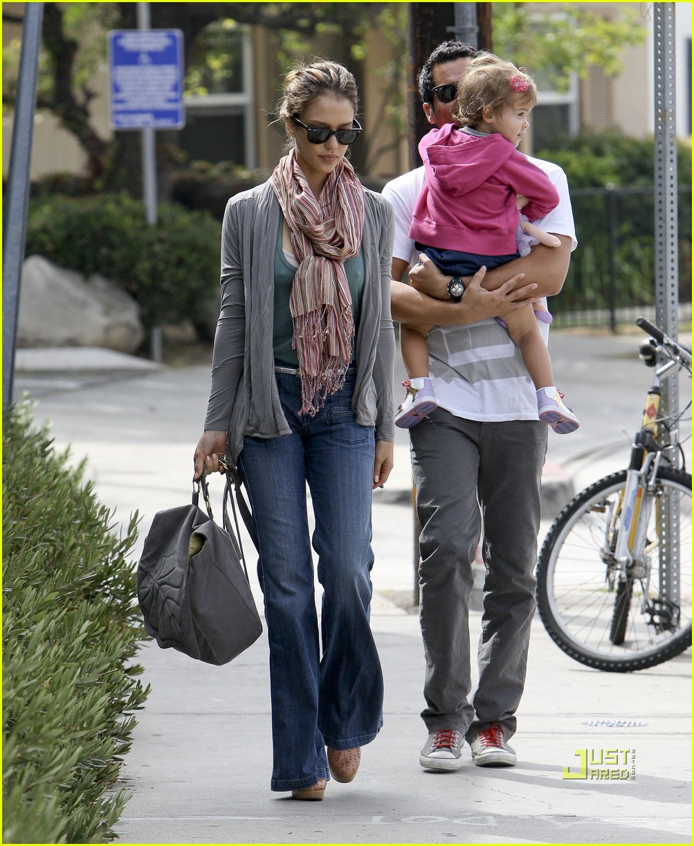 jessica alba lunch time with the warren family 052484718