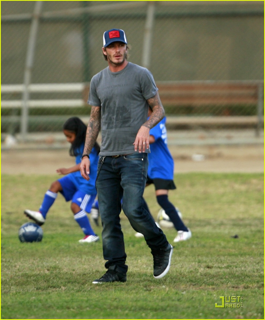 david beckham plays soccer with his sons 062484146
