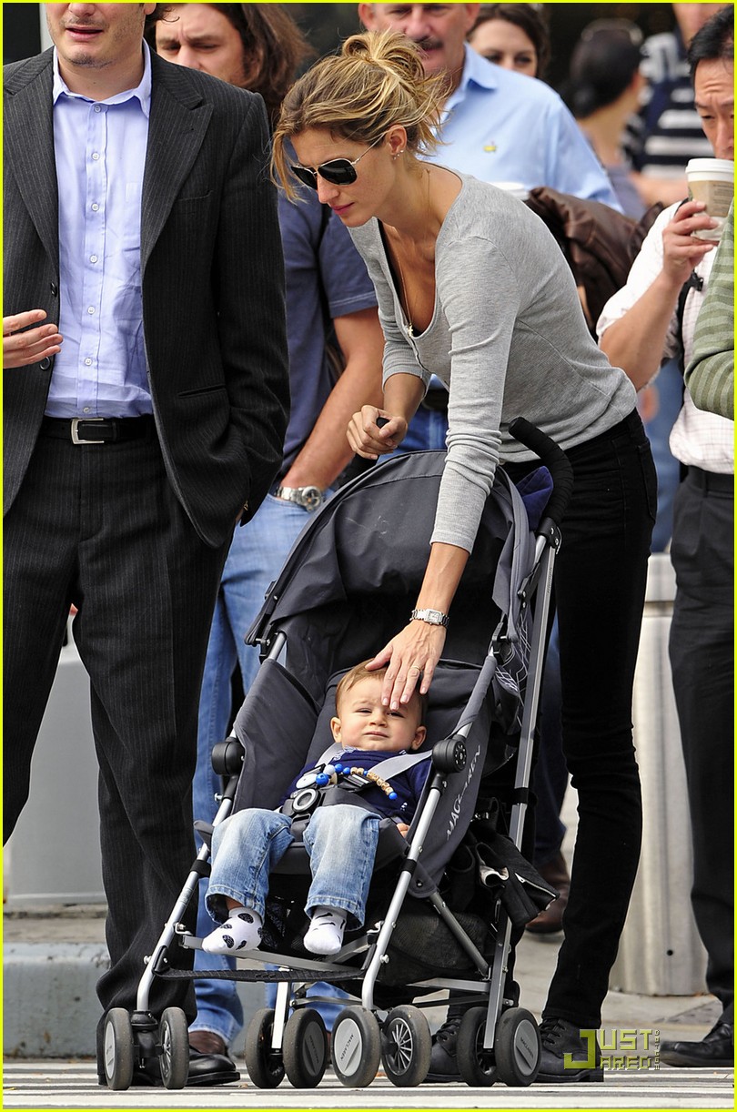 Gisele Bundchen & Baby Benjamin: Central Park Pair: Photo 2491507 ...