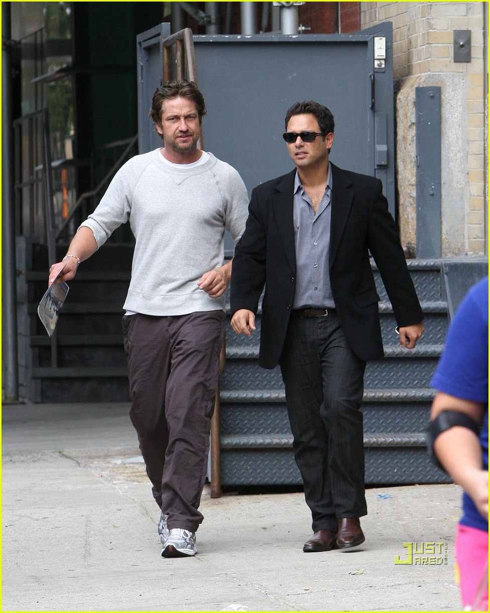 gerard butler apartment hunting downtown nyc 05