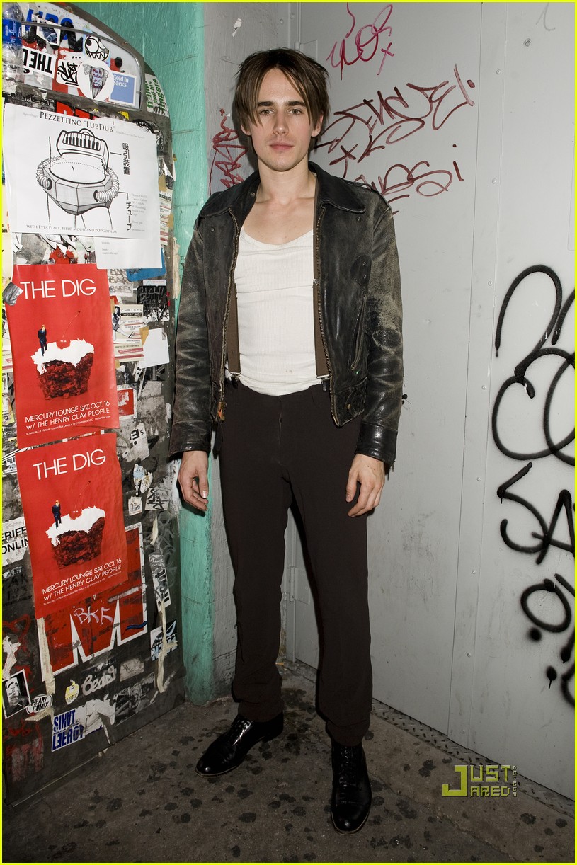 reeve carney rocks out at pianos 132487088