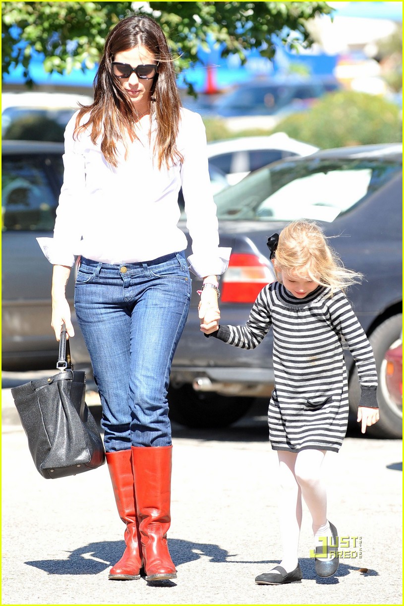 Jennifer Garner & Violet Affleck Library Book Borrowers Photo 2490663