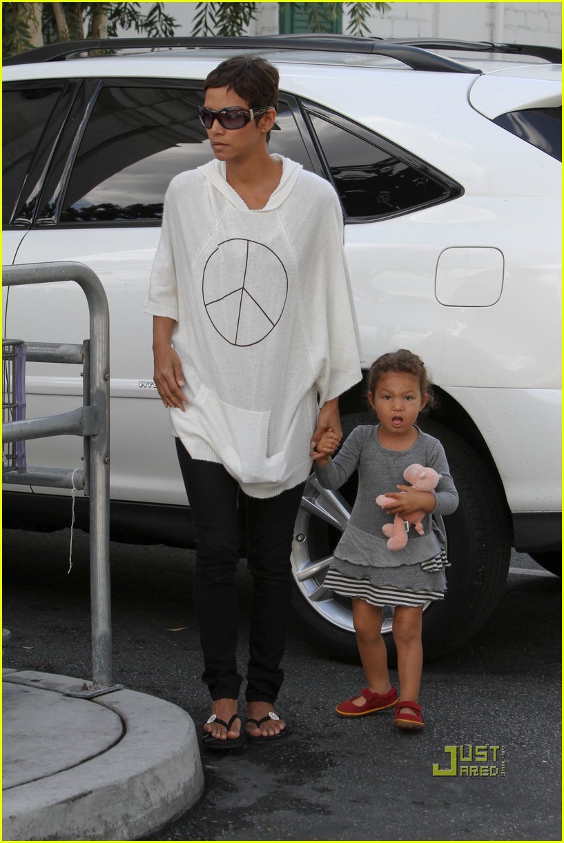 halle berry peace sign 11