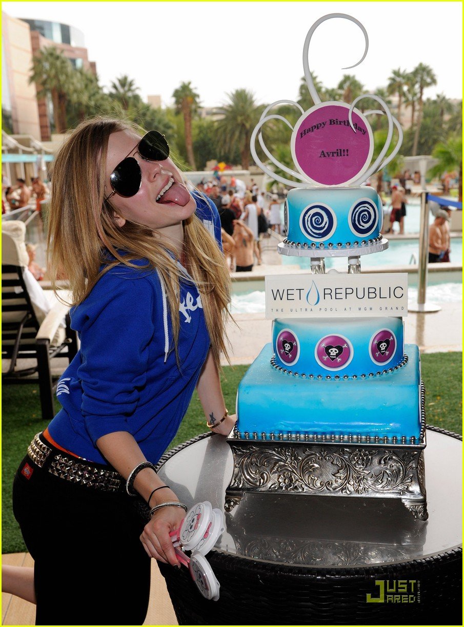 Avril Lavigne: Wet Birthday Babe: Photo 2484545 | Avril Lavigne Photos