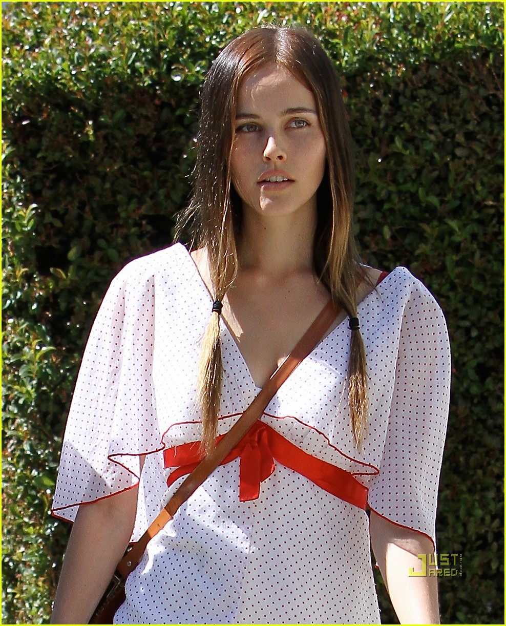 isabel lucas is friends with the flower girl 032486497