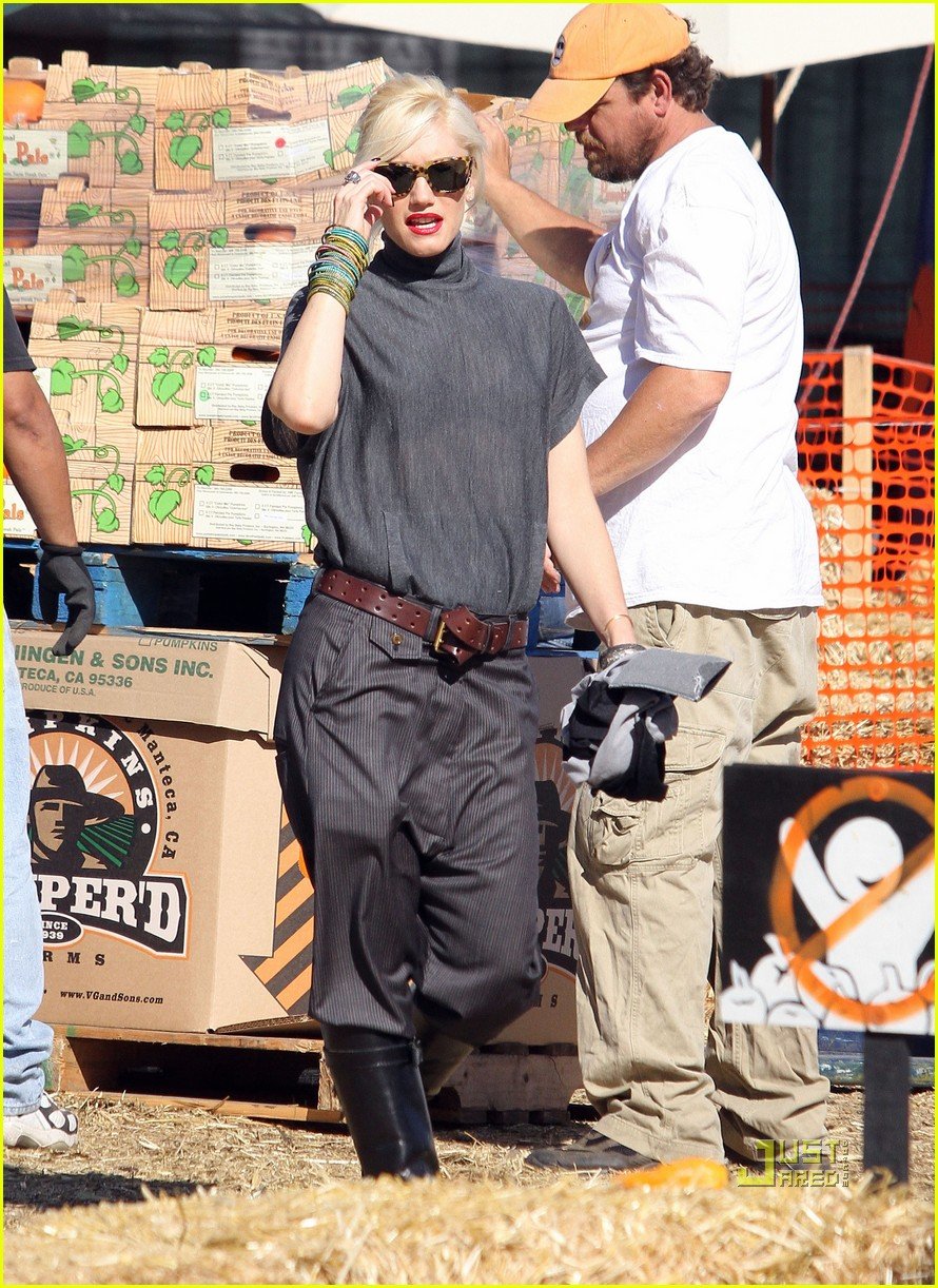 Gwen Stefani Pumpkin Patch Playtime with Zuma & Kingston! Photo