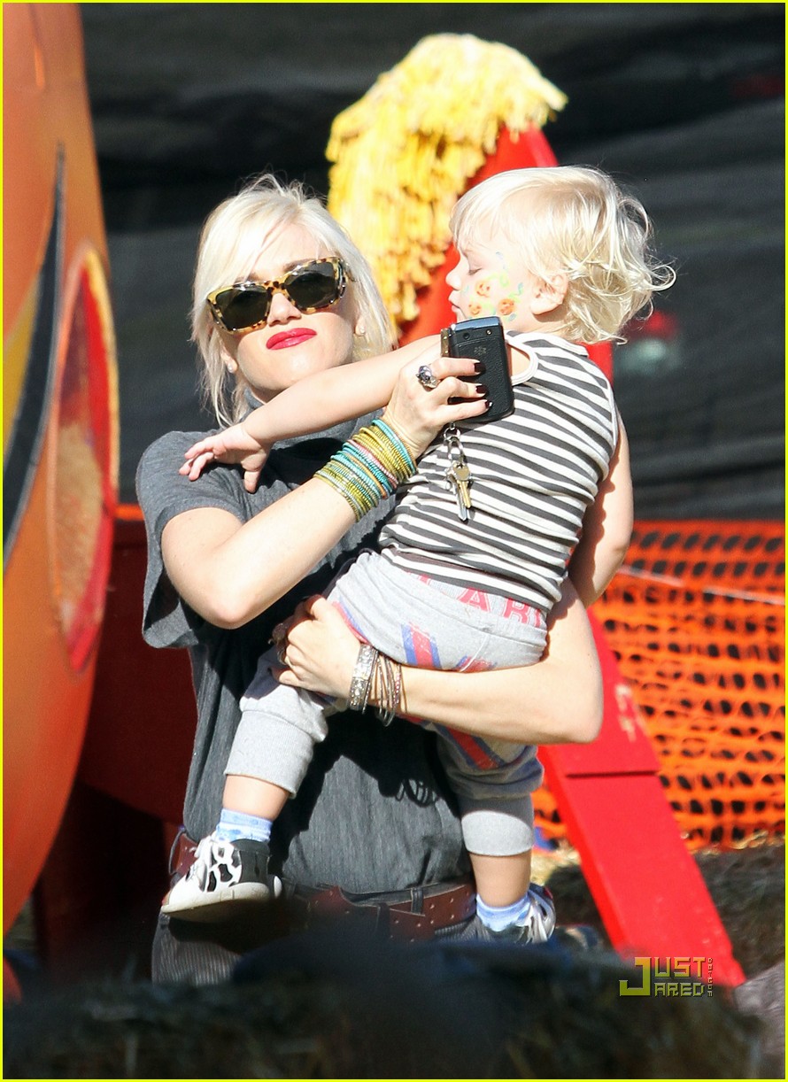 Gwen Stefani Pumpkin Patch Playtime with Zuma & Kingston! Photo