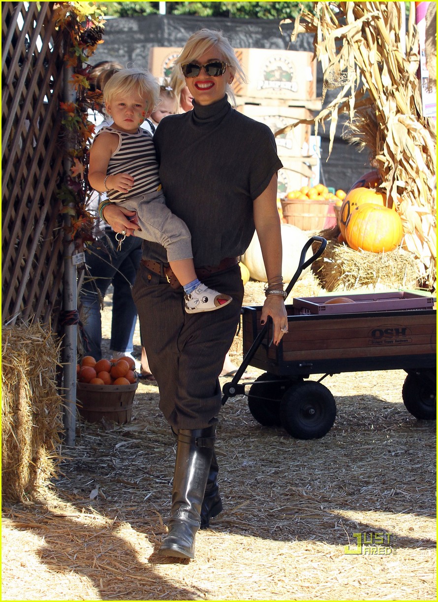 Photo gwen stefani pumpkin patch playtime with zuma and kingston 14