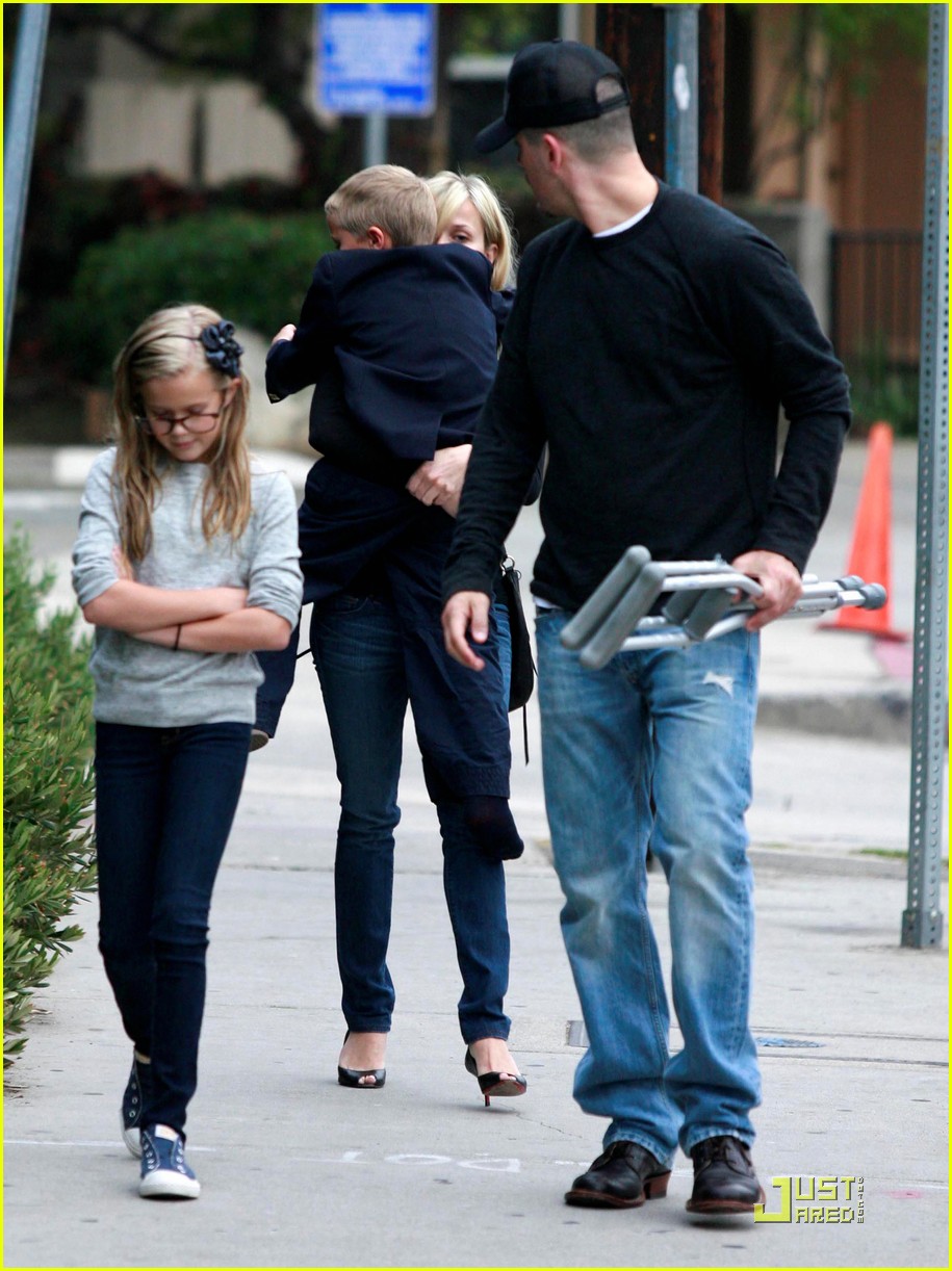 reese witherspoon carries deacon to dinner 032484769