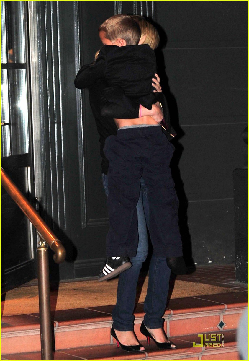 reese witherspoon carries deacon to dinner 05