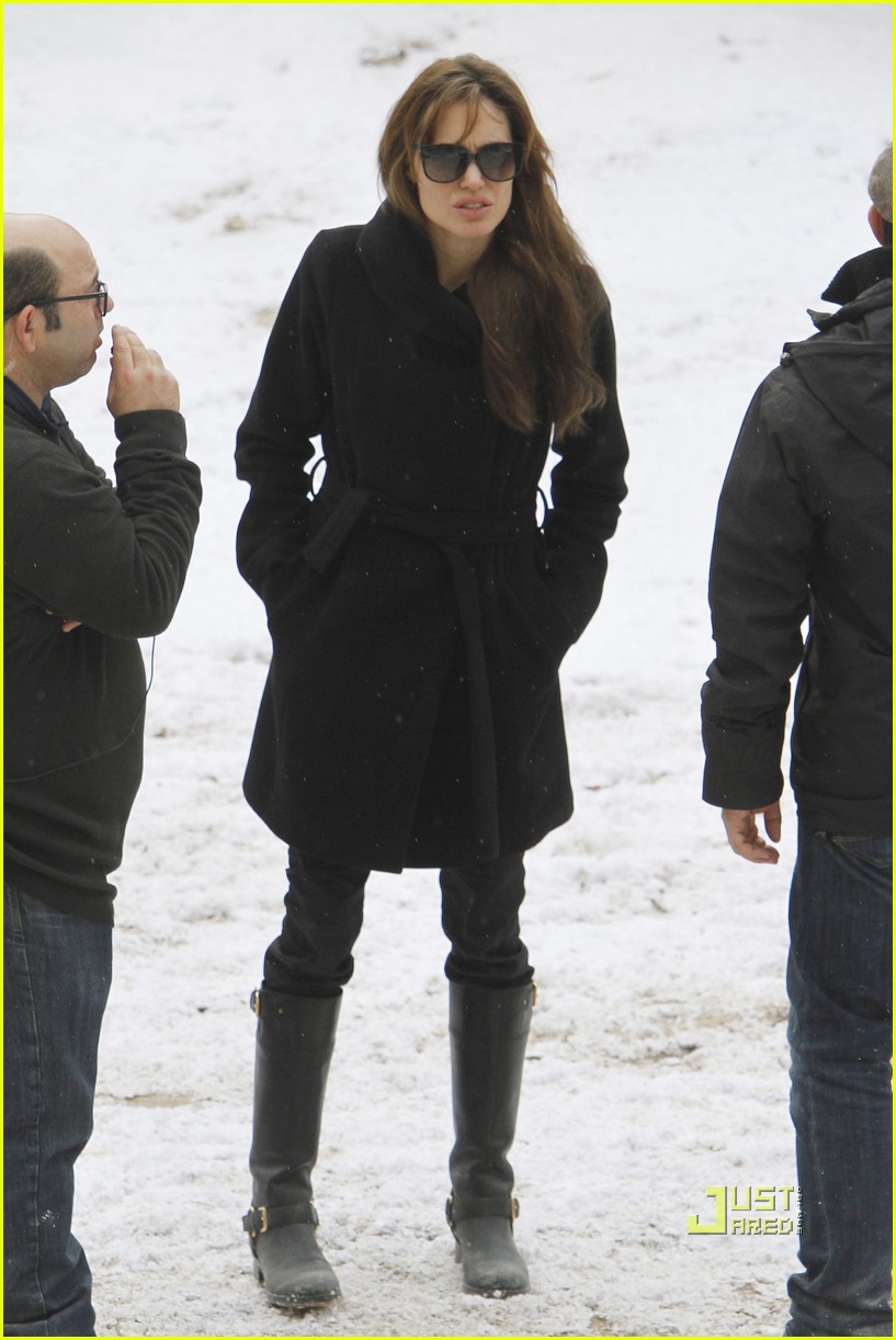 Photo angelina jolie brad pitt winter 42 Photo 2494169 Just Jared(00)