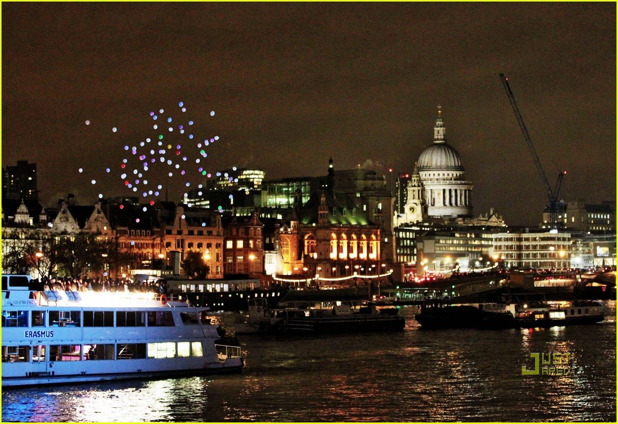 Photo coldplay christmas lights video preview 14 Photo 2498763