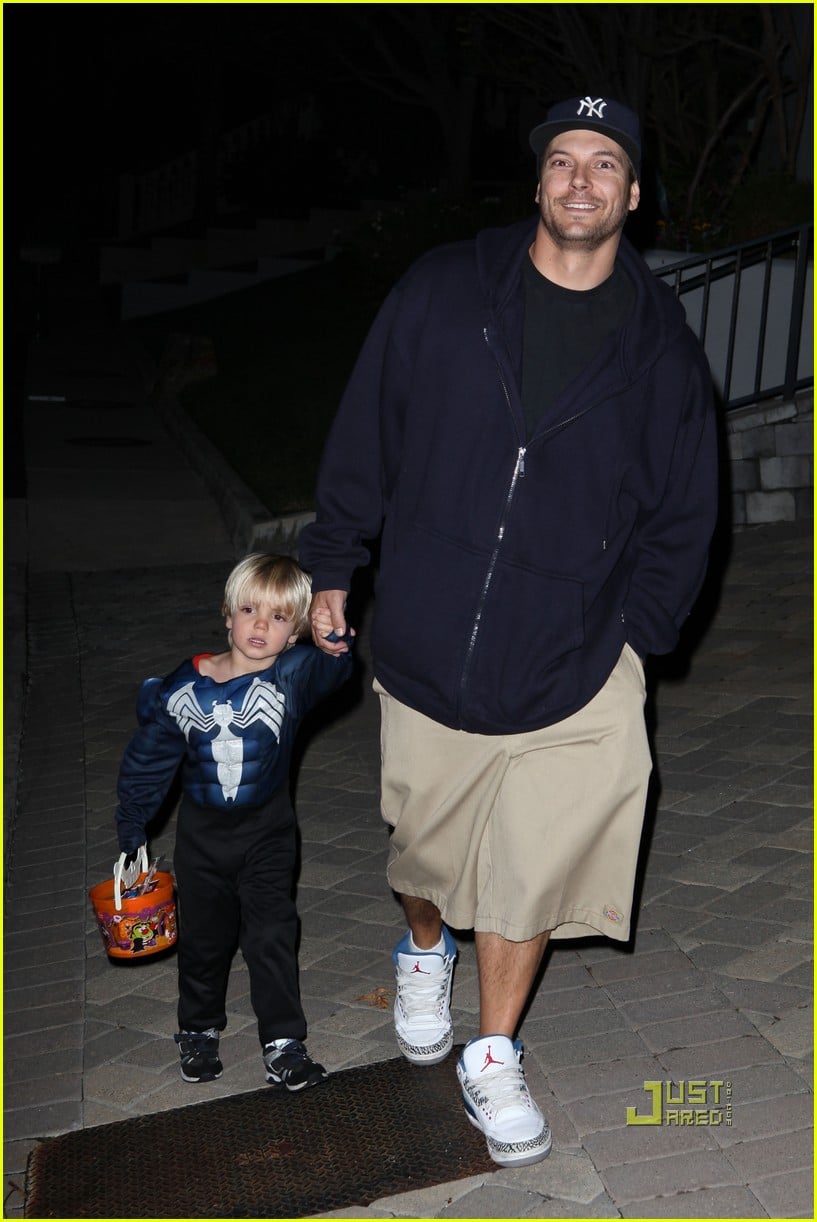 Sean and Jayden Federline: Trick-or-Treating with Dad!: Photo 2491973