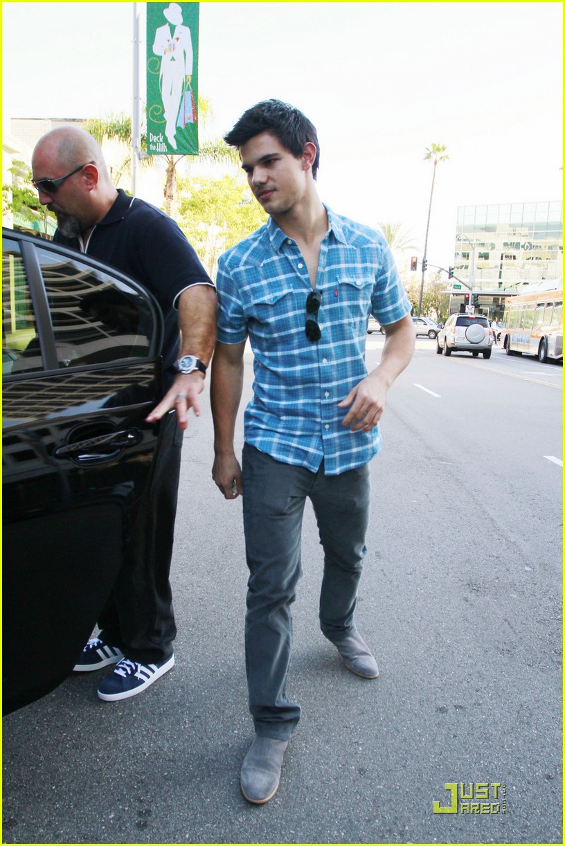 taylor lautner lily collins munch on lunch 03