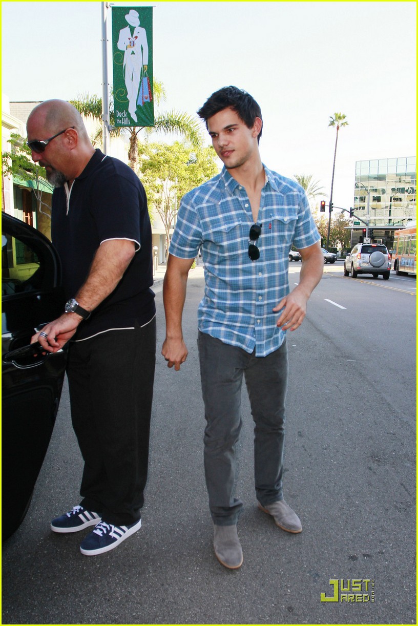 taylor lautner lily collins munch on lunch 082495043