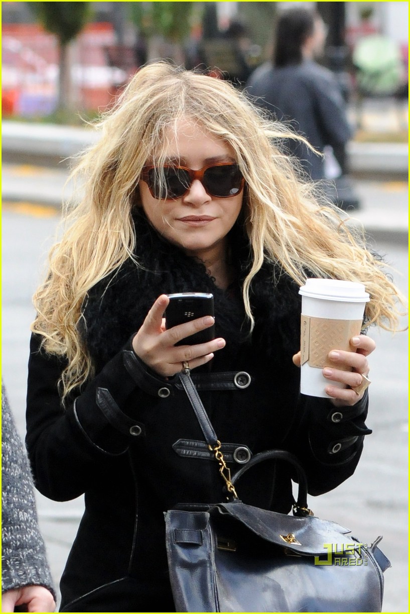 mary kate olsen warms up with a coffee 032497787