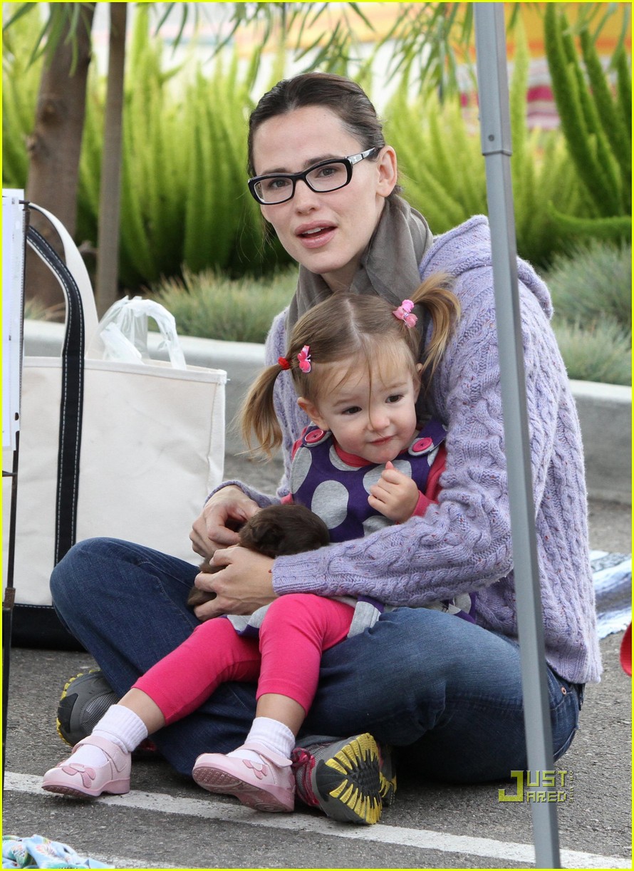 Jennifer Garner Piggyback Ride for Violet! Photo 2501185 Celebrity