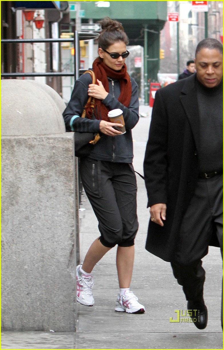 katie holmes workout nyc red scarf 012504996