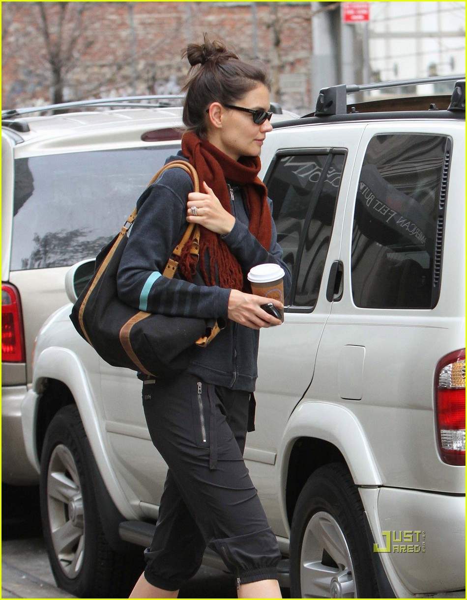 katie holmes workout nyc red scarf 052505000