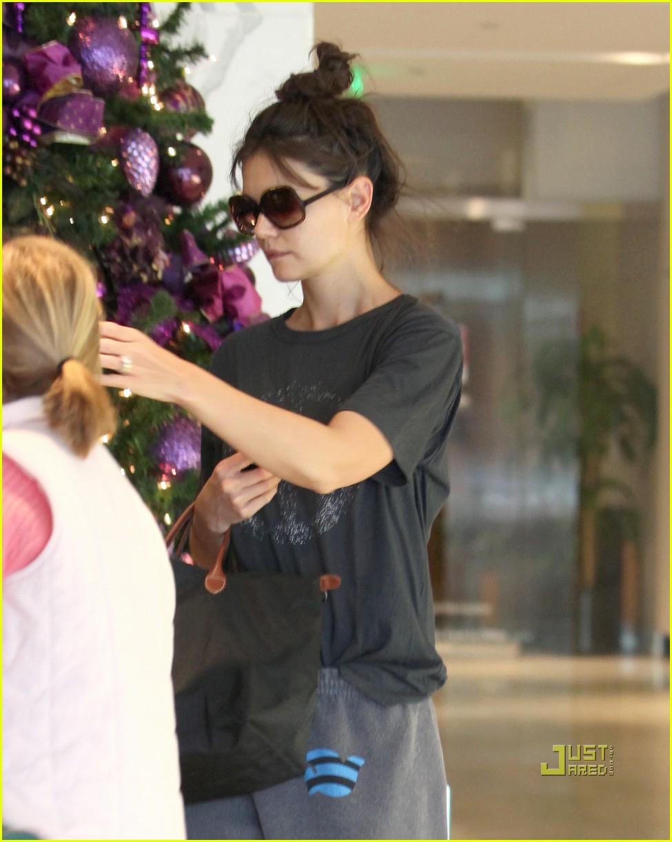 katie holmes en route to nyc 04