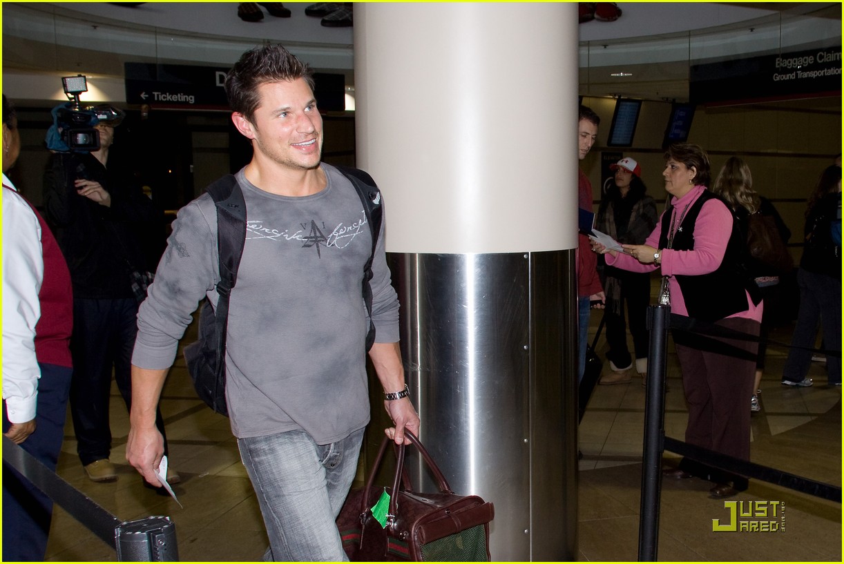 nick lachey vanessa minnillo head out for the holidays 052505396
