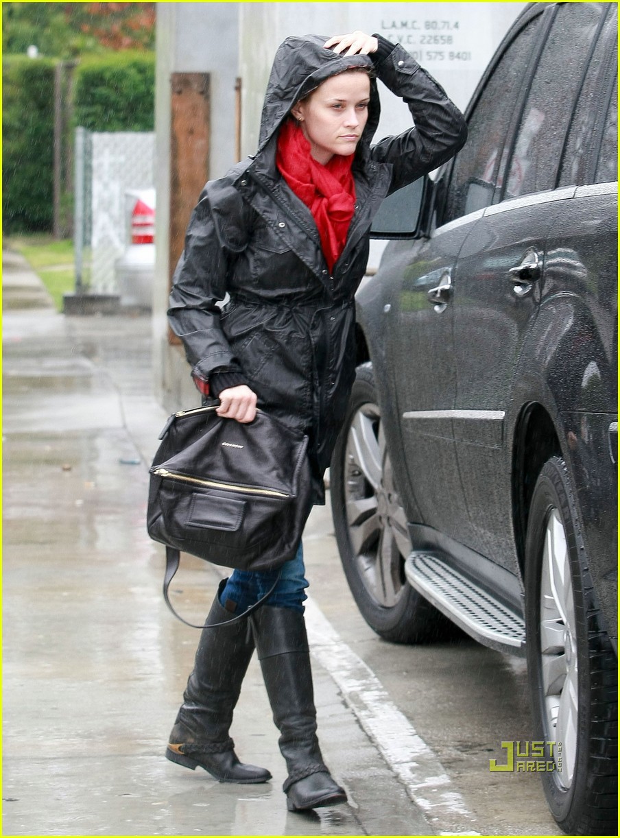 reese witherspoon rain christmas shopping 032504976