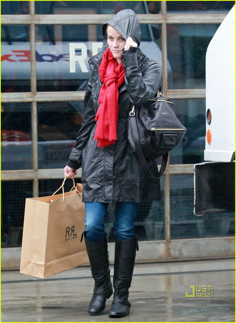 reese witherspoon rain christmas shopping 07