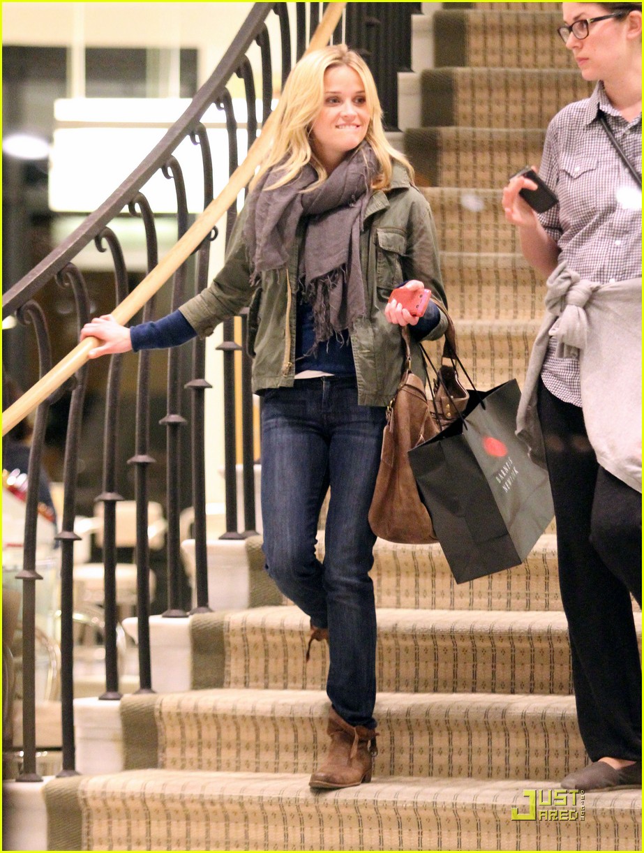 reese witherspoon thinking about christmas presents 04