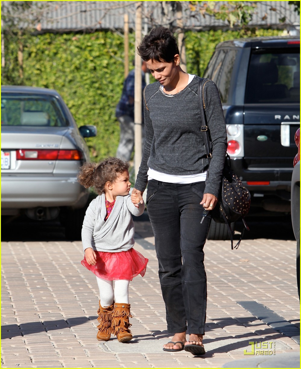 halle berry nahla shopping 112508393