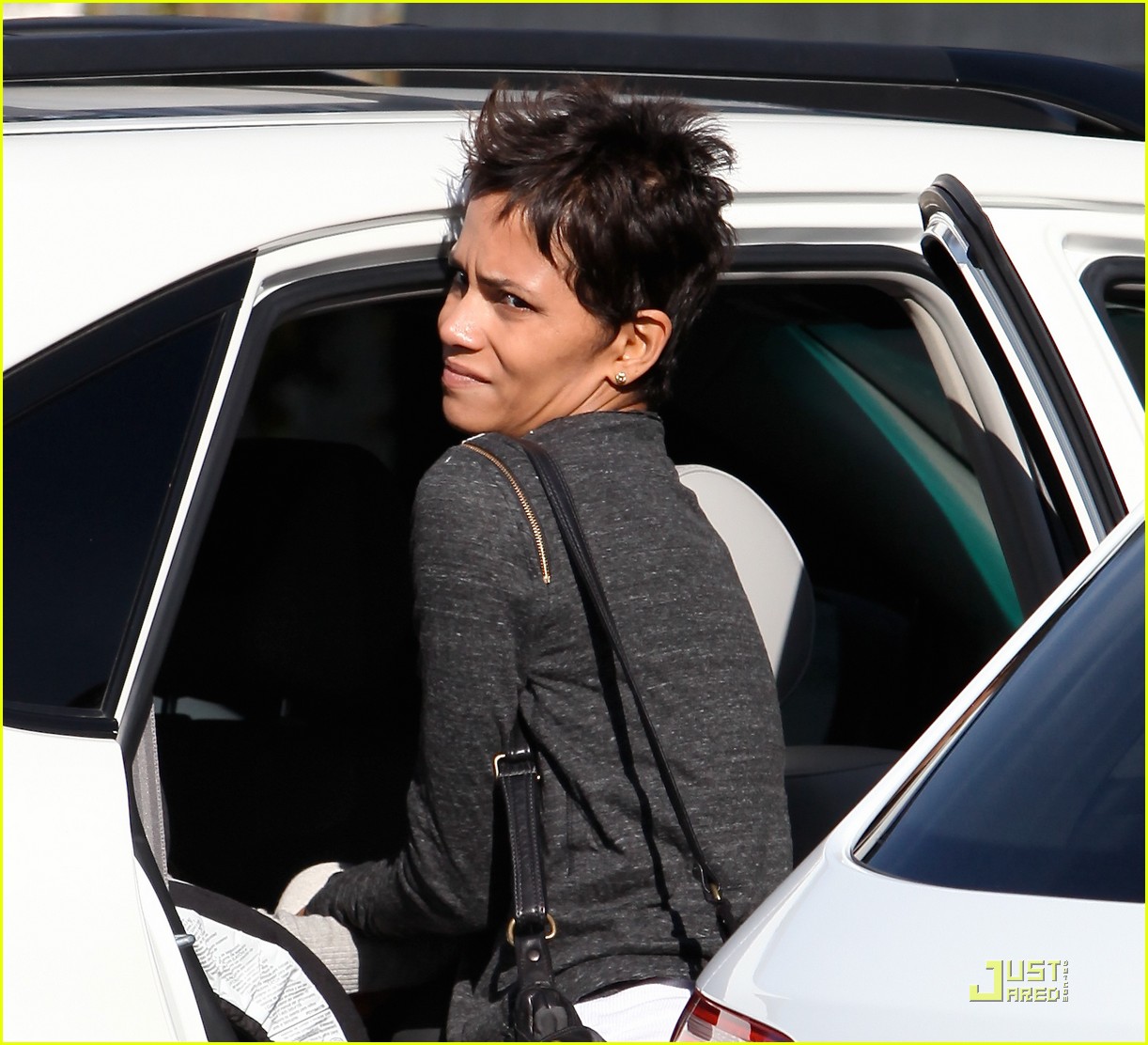 halle berry nahla shopping 14