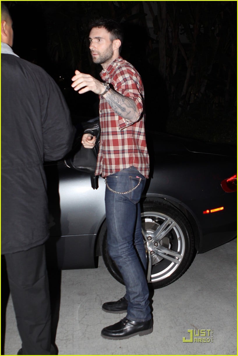 adam levine wears clothes for dinner 03