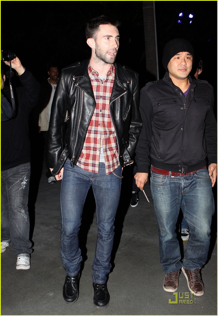 adam levine wears clothes for dinner 052509193