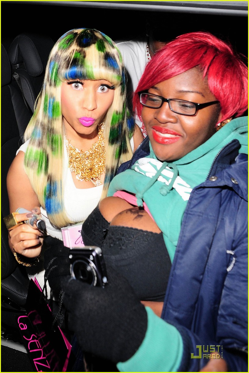 Nicki Minaj Autographs Fans Breast Photo 2513487 00 Photos Just Jared Celebrity News And 