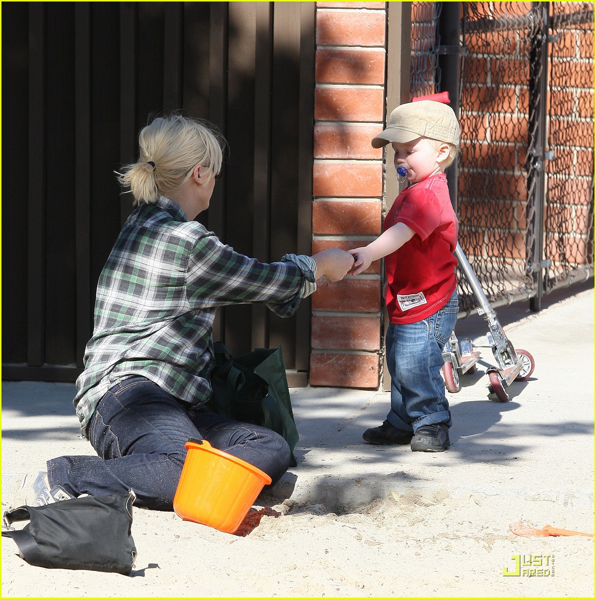 amy poehler playdate with archie 042515181