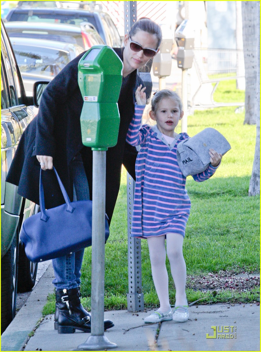 Violet Affleck Mailbox Purse with Mommy! Photo 2508214 Ben Affleck